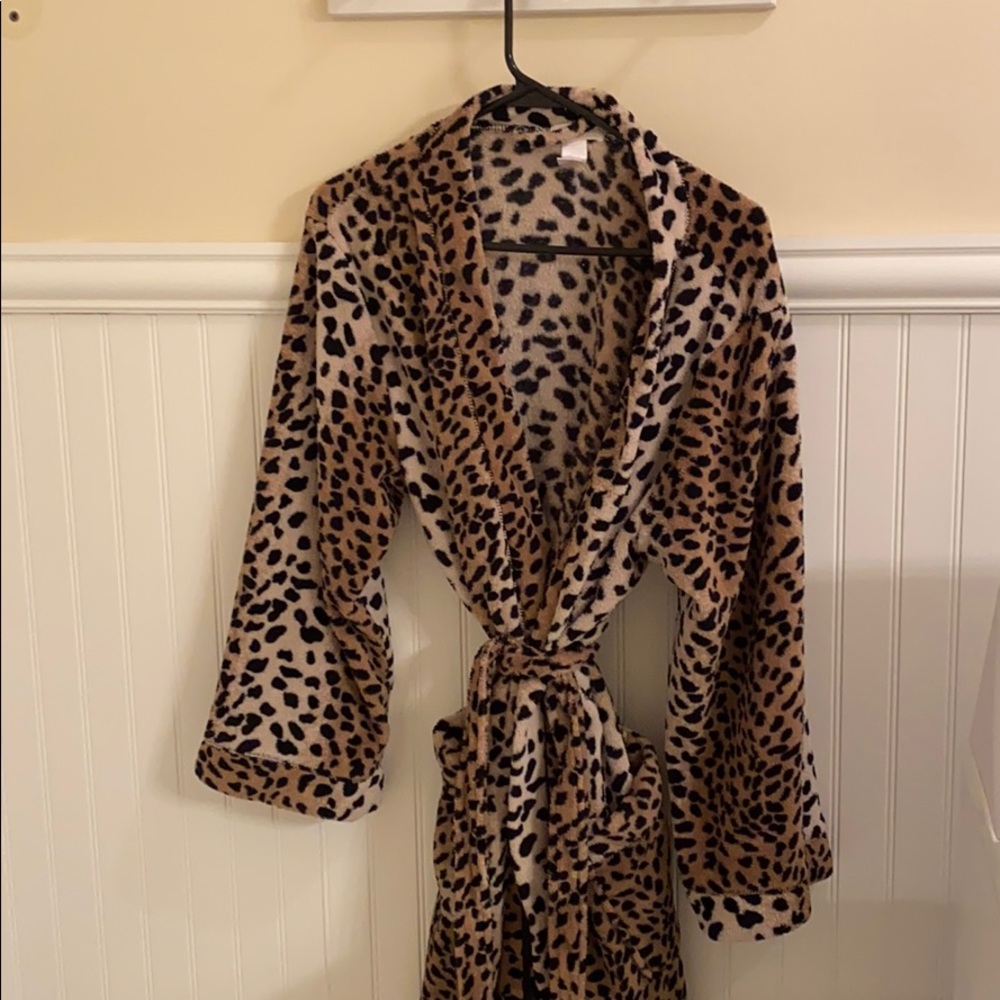 Cropped Leopard Robe